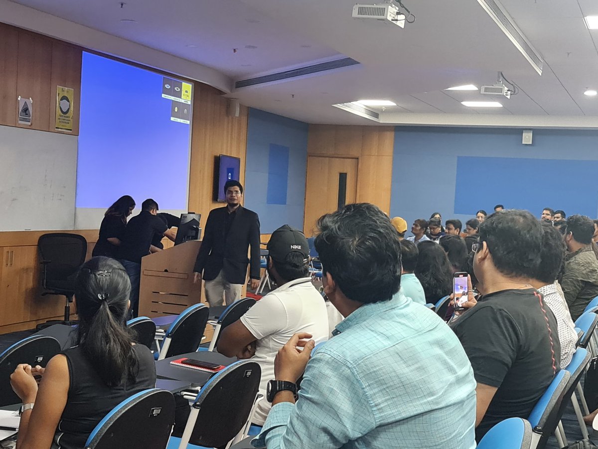 arshii02's tweet photo. @upGrad_edu great opportunity to meet Sayan Dey sir at Basecamp today at IIITB https://t.co/dCC0rmcqSc