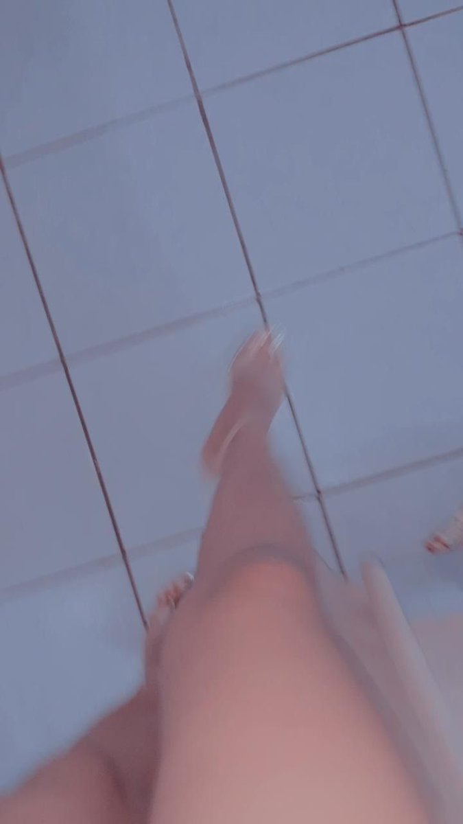 Ayukhofreal's tweet photo. salah kostum lupa kalo ada tukang dirumah🥴 https://t.co/peZNr1Cpwe