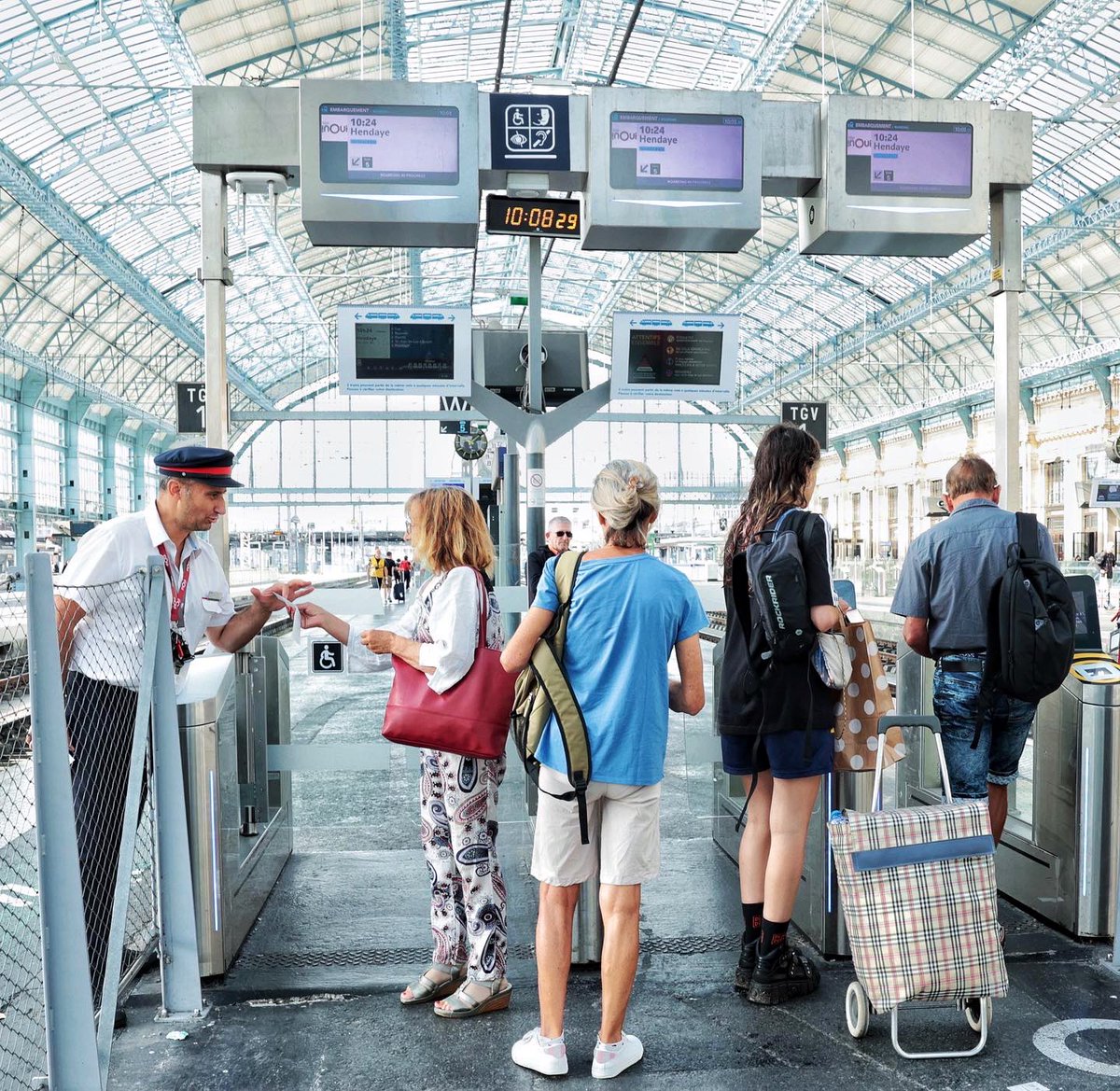 Juju_Ardennais's tweet photo. Embarquement TGV !n⭕️ui en gare de Bordeaux St. Jean.

#SNCF #Teaminoui https://t.co/2U9pp1MQ9A