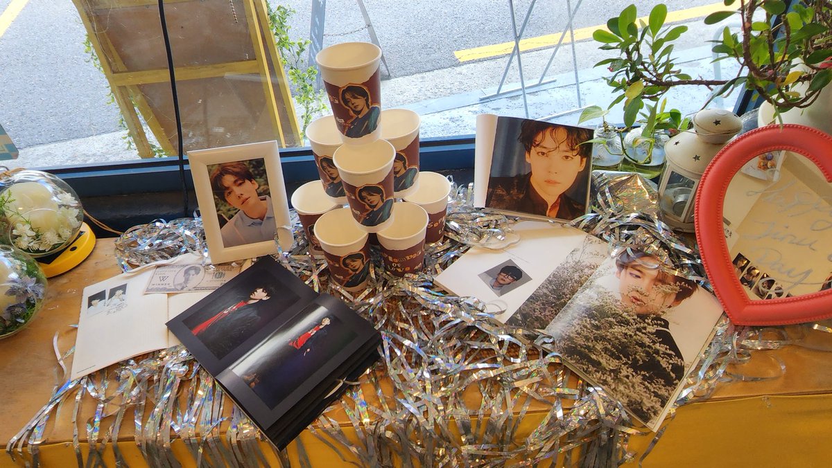 _Nebula_Blue's tweet photo. 카페 이벤트 너무 감사합니다ㅠ
컵홀더도 너무 예쁘고 곧곧에 지누가 있어서 행복했다....(카페 안에 있는 애기 강아지 시강...)
@septemberjinu 
#9월의_진우_생일축하해
#September_of_jinu
#위너 #김진우 https://t.co/lUUCbaF6Yh