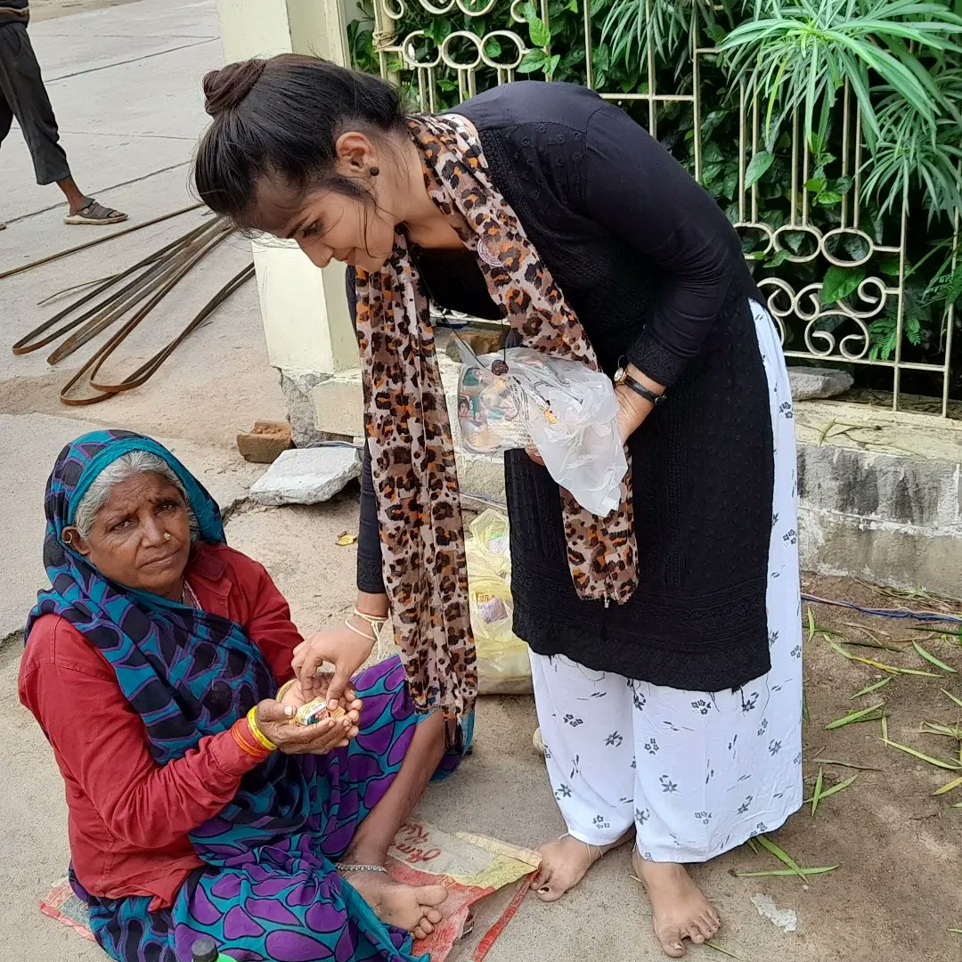 AsmitaChaurasi7's tweet photo. *राष्ट्रीय सेवा योजना के स्थापना दिवस पर स्वयंसेवकों द्वारा वृद्ध एवं बेसहाय लोगों की सहायता की गई*

आज दिनांक 24 सितंबर 2022 को राष्ट्रीय सेवा योजना के 53वें स्थापना दिवस पर महाराजा छत्रसाल बुंदेलखंड विश्वविद्यालय छतरपुर की राष्ट्रीय सेवा योजना के स्वयंसेवकों द्वारा @McbuNss https://t.co/1ooSO9AASl
