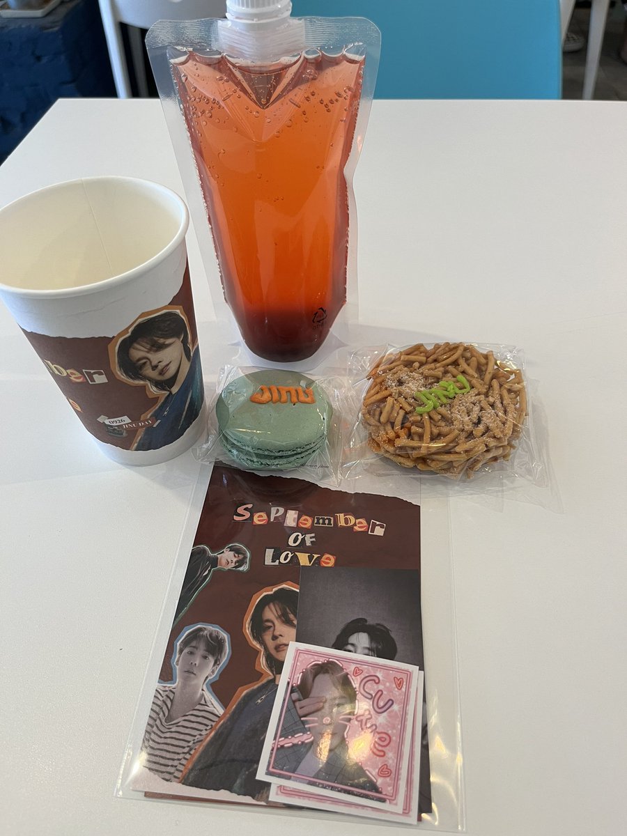 win_tiana's tweet photo. 📍카페 꽃뜨루
#9월의_진우_생일축하해
#september_of_jinu
#JINU #김진우 @septemberjinu 
사장님 너무 친절하시고 저 과자..?같은거 짱맛있음 뽑기는 실패했지만ㅜㅜ 그래도 좋았다💙 https://t.co/ML6TwP0UsD