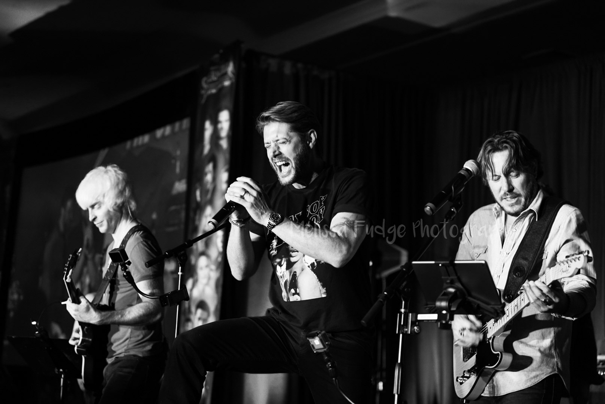 AcklesNews_'s tweet photo. Jensen Ackles, Steve Carlson, and Louden Swain perform at the Saturday Night Special.
Supernatural Convention, Kansas City, September 2022 #SPNKC #spnkansas #AcklesNation #SPNFamily
📷FudgeTexas https://t.co/egBwvJNmna