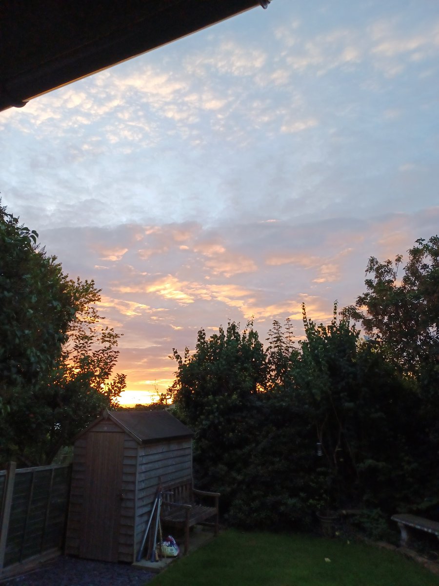 twocowsweb's tweet image. Hello world! Autumn skies are here 🥰

#SundayMorning