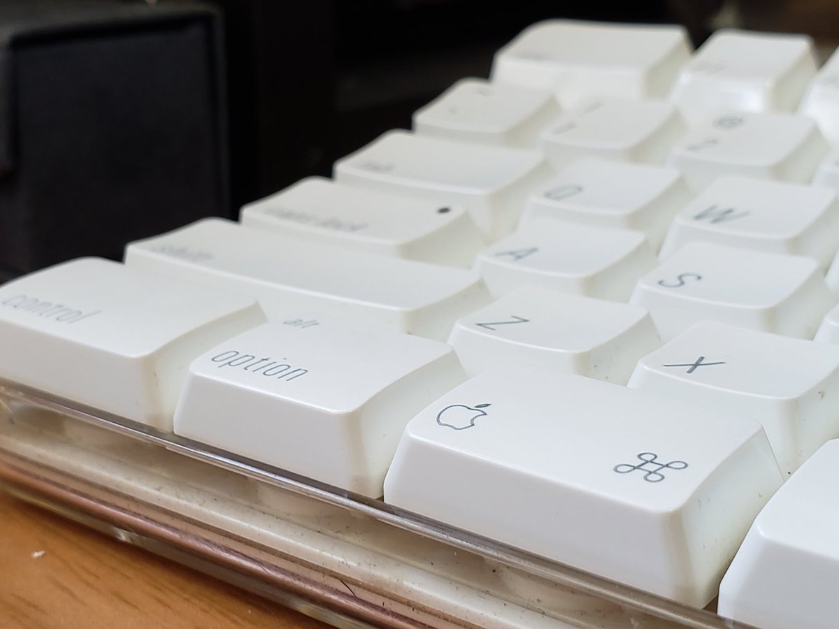 ｶﾜｲｲ…
ハードオフのジャンクコーナーでApple Keyboard A1048 のUS配列をゲットしてきたよー
黄ばみ少な目で状態は悪くないかな。
拭き掃除はしたけれど、いつか本格的な分解メンテしたいな～！