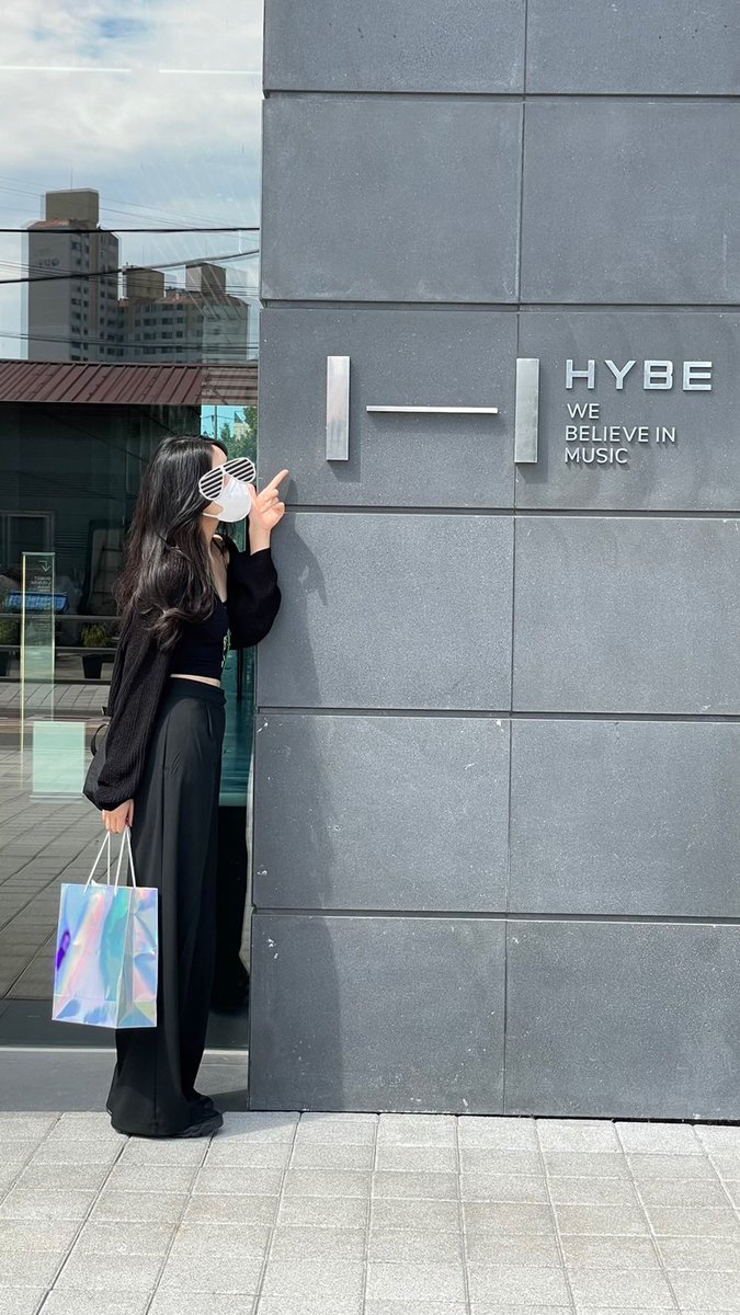 hm_rtmt's tweet photo. 実は韓国に行ってました✈︎
しっかりHYBE見てきたよ👍 https://t.co/F6v8sCqERk