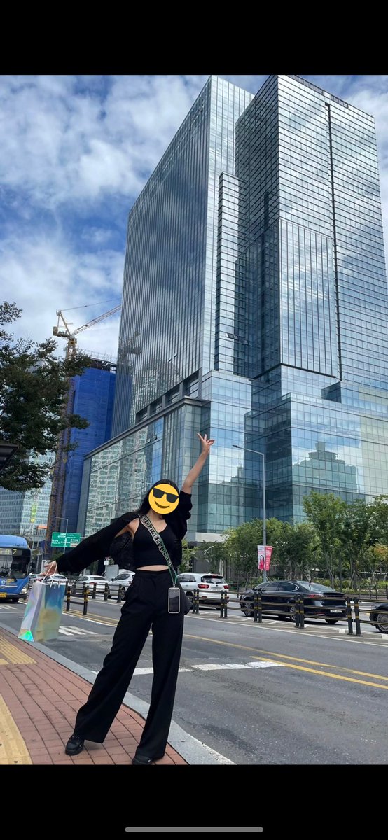 hm_rtmt's tweet photo. 実は韓国に行ってました✈︎
しっかりHYBE見てきたよ👍 https://t.co/F6v8sCqERk