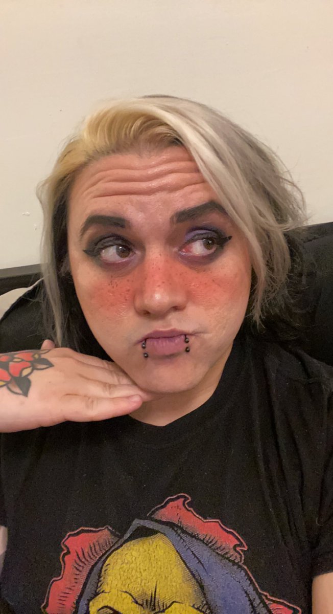 Ultimawaffle's tweet photo. Crazy what some eye make up and filters does for your self esteem look what a hottie I am #makeup #gothboi #eyeshadow #filtersftw https://t.co/XKK4Oe3uPr