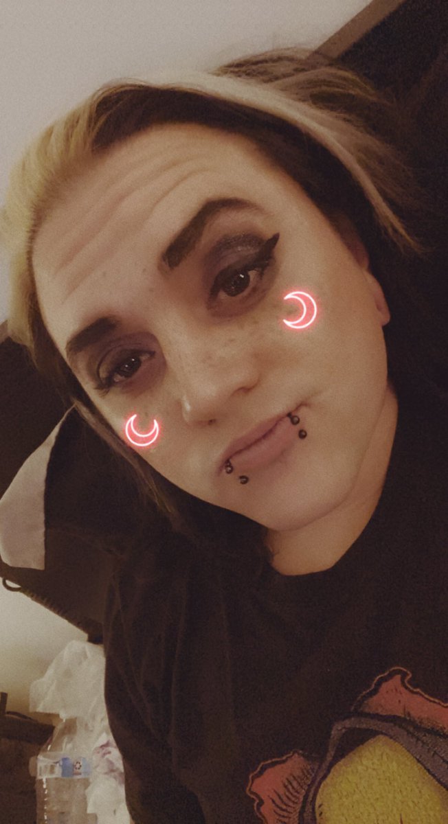 Ultimawaffle's tweet photo. Crazy what some eye make up and filters does for your self esteem look what a hottie I am #makeup #gothboi #eyeshadow #filtersftw https://t.co/XKK4Oe3uPr