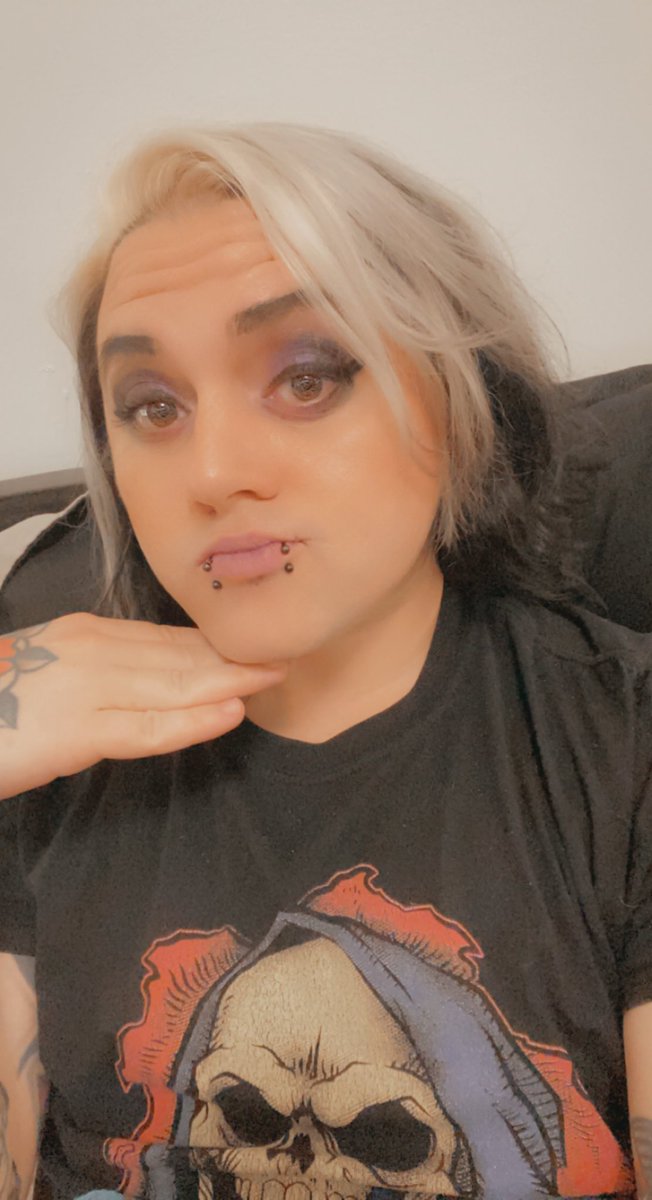Ultimawaffle's tweet photo. Crazy what some eye make up and filters does for your self esteem look what a hottie I am #makeup #gothboi #eyeshadow #filtersftw https://t.co/XKK4Oe3uPr