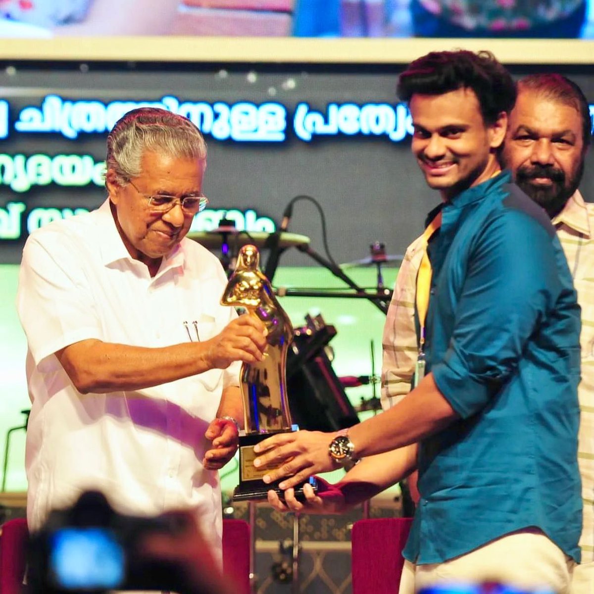 Freezing this moment in our Hridayams. ❤️

Here's our producer <a href="/visakhsub/">Visakh Subramaniam</a> receiving his award for Hridayam (Best Film with Aesthetic Quality and Popular Appeal) from the honorable Chief Minister Shri. Pinarayi Vijayan.

#Hridayam #KeralaStateFilmAwards