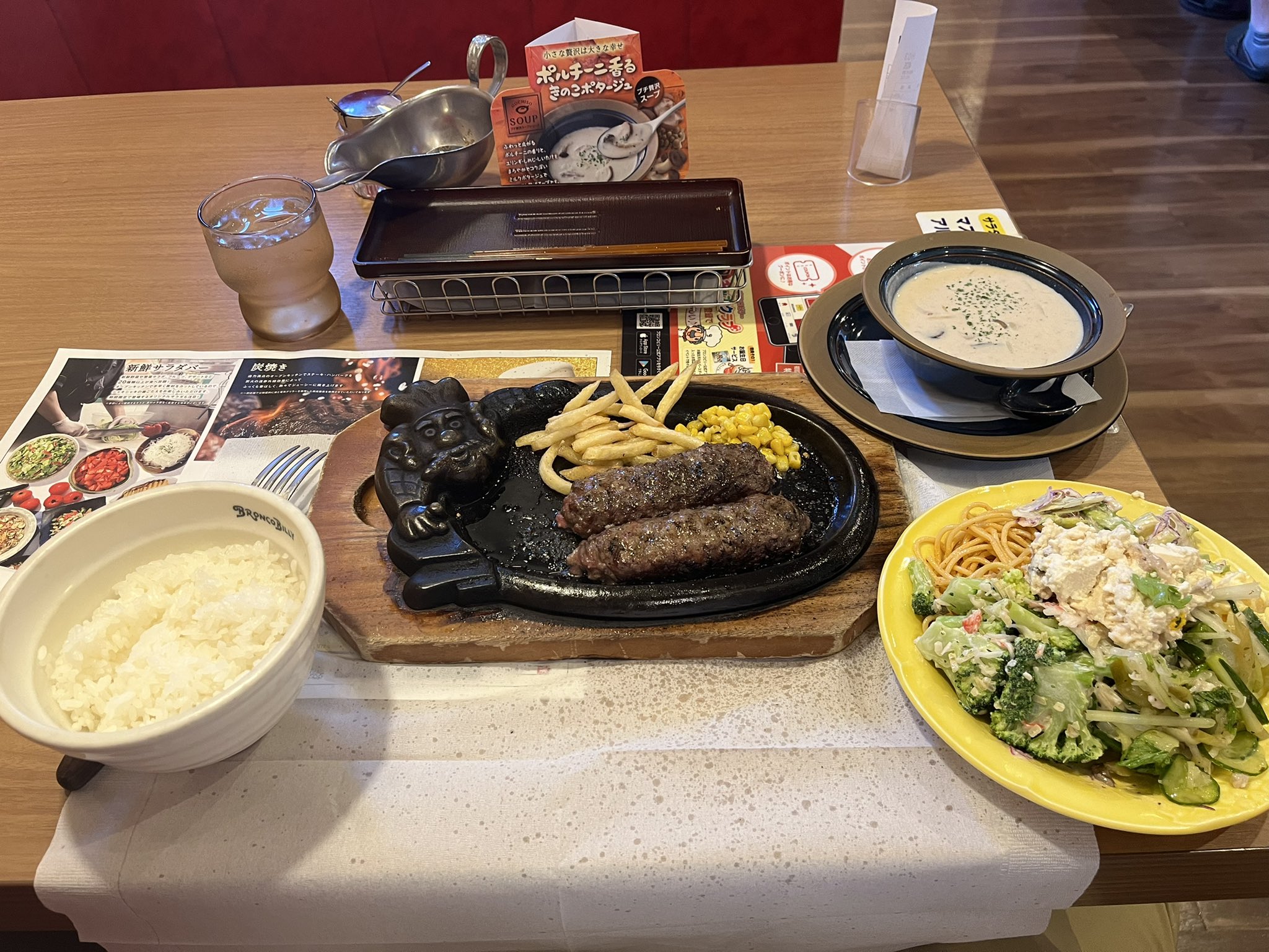 Nao 121 なお ブロンコビリー ブロンコビリーで遅めのランチ 土日でもランチタイムは通常ランチ料金なのがすばらしい T Co Hqaveegc Twitter