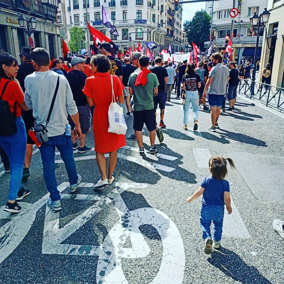 Some images of yesterday's demo, organised by @CNTsindicato, in solidarity with 6 union members from @XixonCnt convicted for their labor activism.
#HacerSindicalismoNoEsDelito