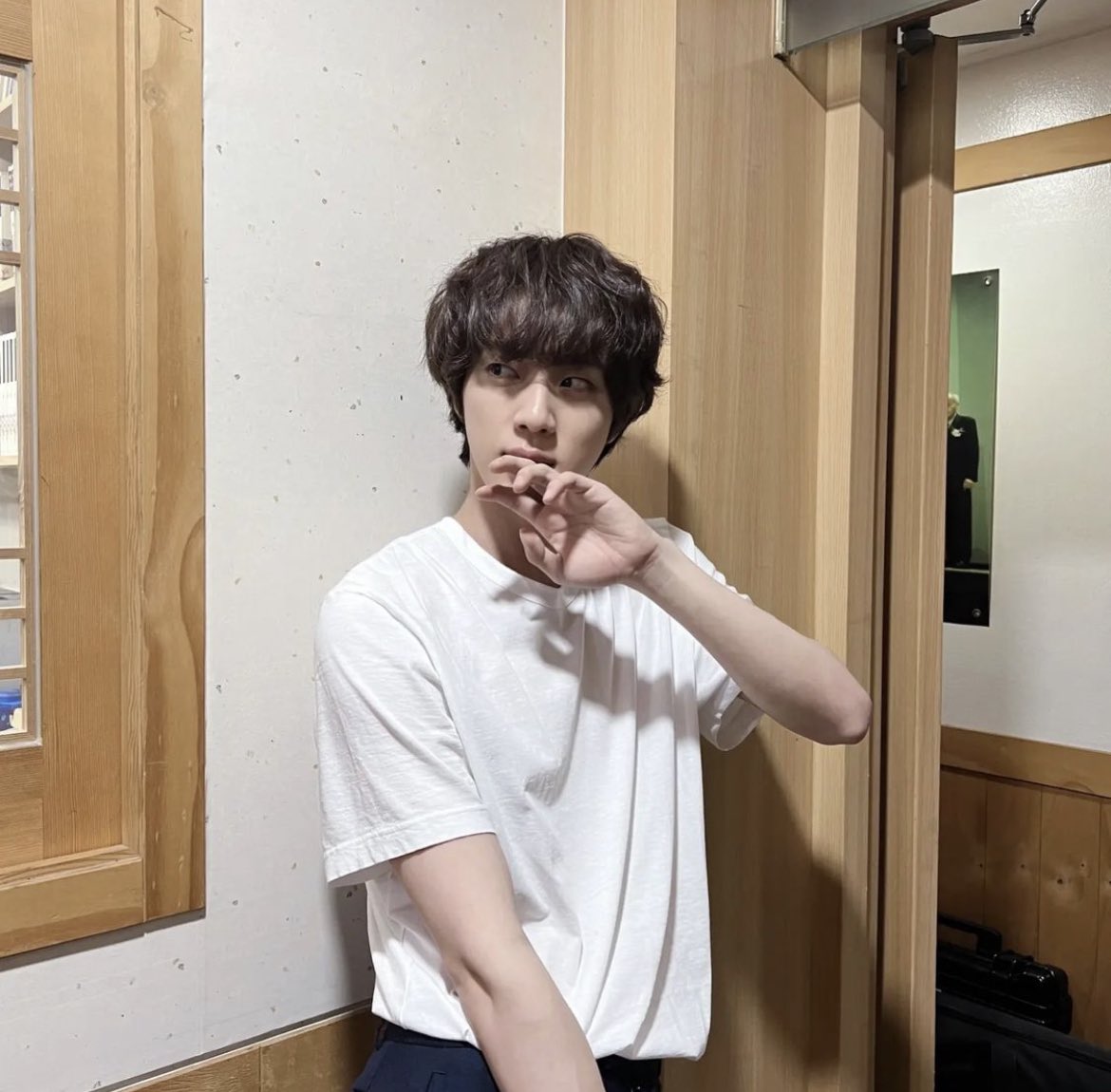 หารูปเจอแล้ว หรือถ่ายใหม่มาเลยอะครับ ความพี่ใหญ่อายุเข้าใกล้ 30 ของบังทันที่หน้าเด็กเหมือน 20 ต้นๆ พ่อหนุ่มเวิลไวล์แฮนซั่ม