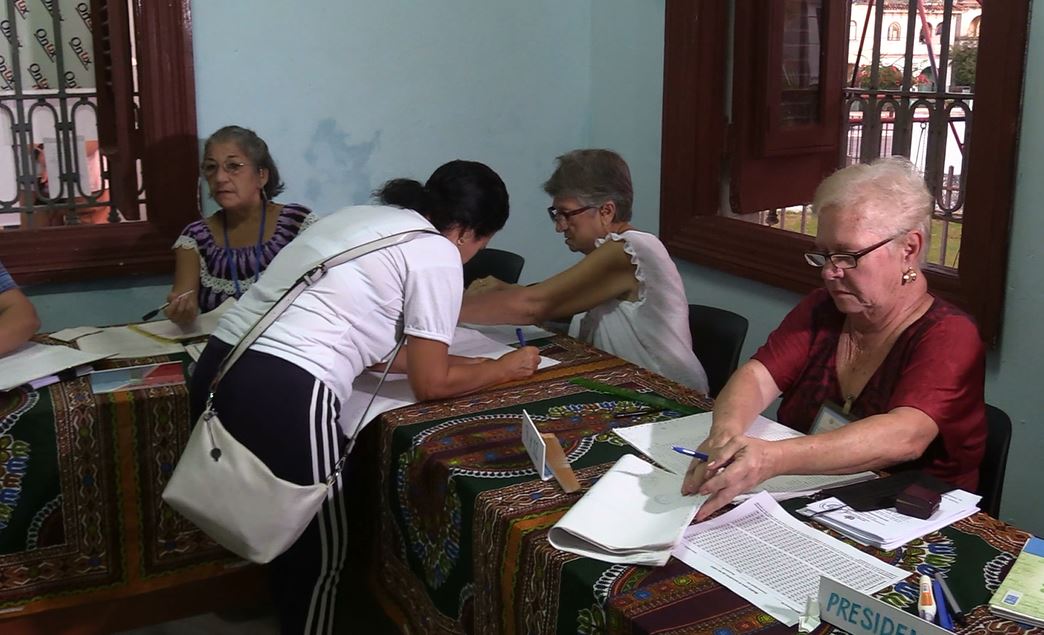 DanayGalletti's tweet photo. Desde las 7 am comenzó en #Cuba el referendo sobre el #CodigoDeLasFamilas calificado como plural, democrático e inclusivo. @LuisEnr33483555 @luisamgg @PrensaLatina_cu https://t.co/C2uURubPHV