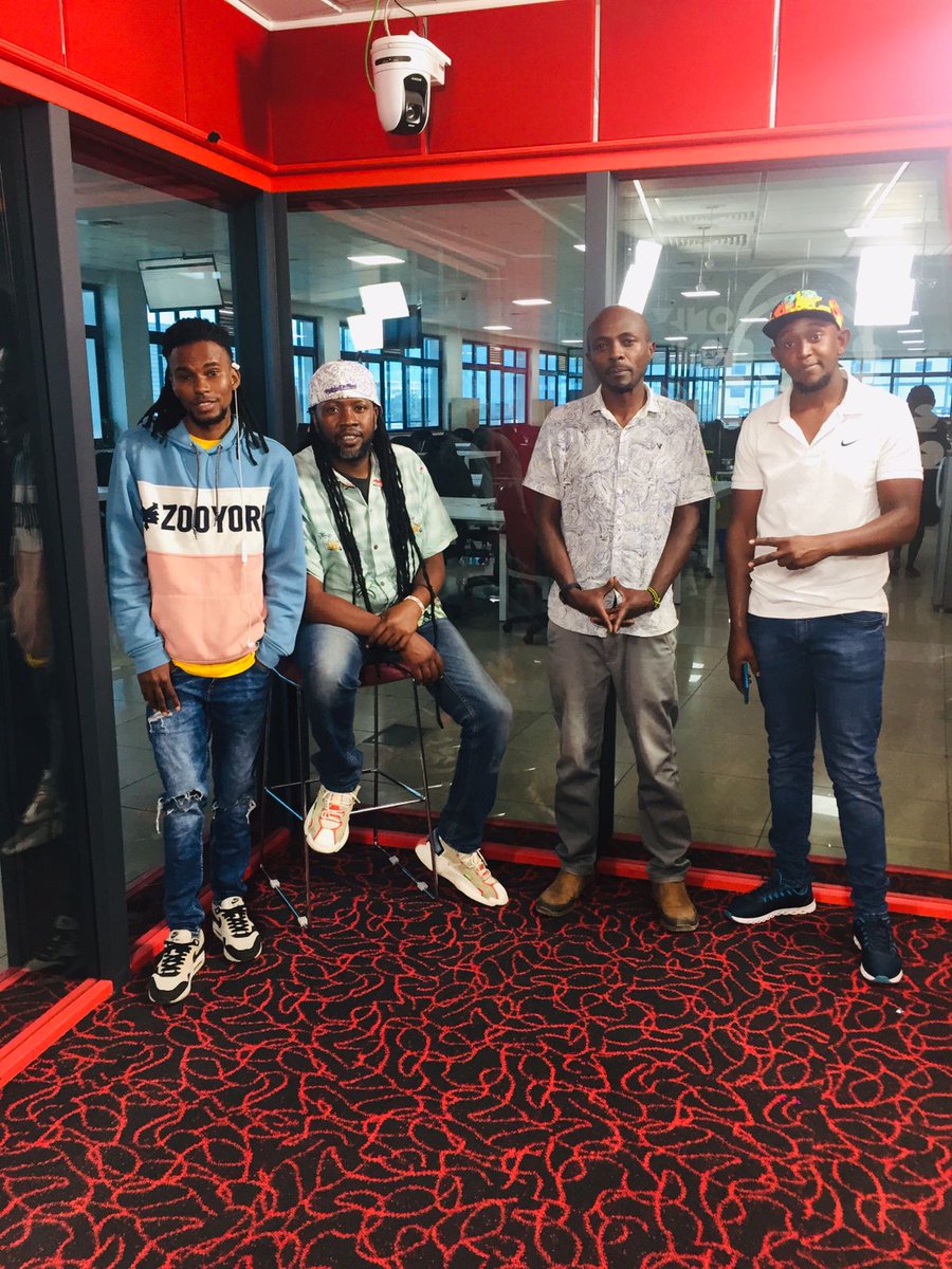 VybezRadioKE's tweet photo. Wozza wozza!!! 
Na iwakee ndani ya #SundayVybez na @KevoBaddman @DjPhyn @djtrillkenya @Jeffamutua https://t.co/vjTCflojPA