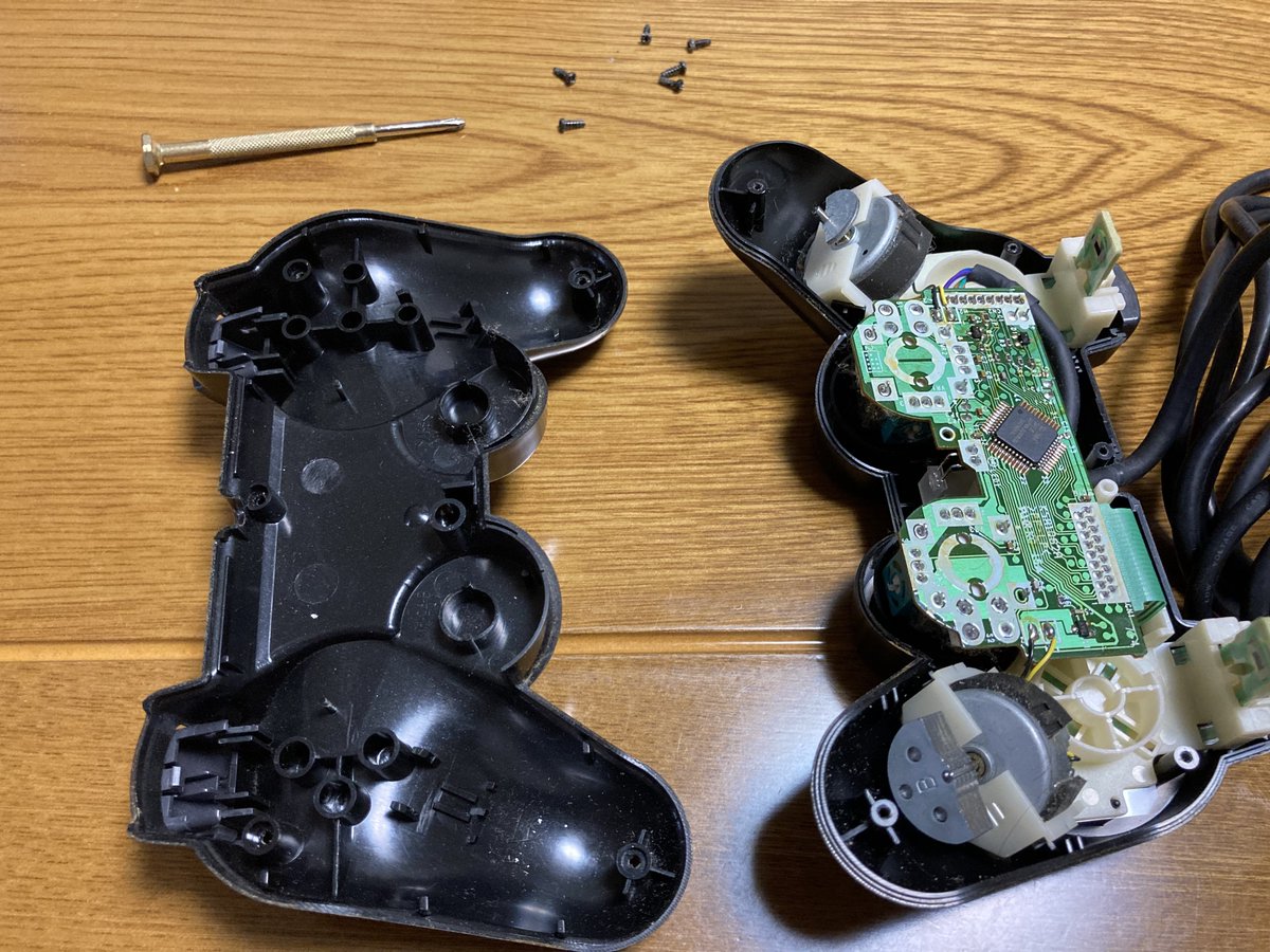 tige_household's tweet photo. あっさり分解
#dualshock2
#PS2コントローラー https://t.co/rk7RFNTURf