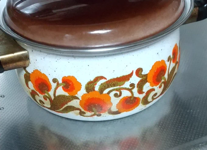 鍋って基本花柄じゃないの? 