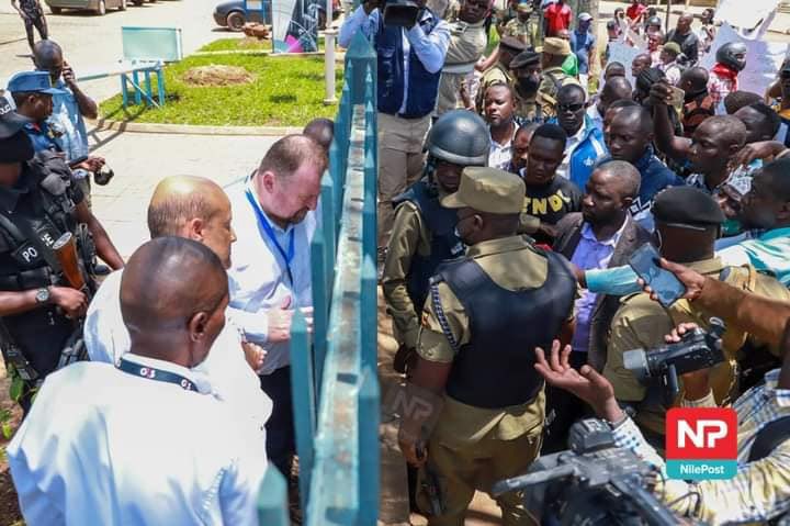 CanaryMugume's tweet photo. Protests outside the EU offices in Kampala. This is such a beautiful picture captured by @francis_isano, it speaks volumes. One of the very very rare protests in the capital, with no teargas and guarded by Ugandan Police. With this, we can easily guess who organized the protest. https://t.co/REZqHH0c8w
