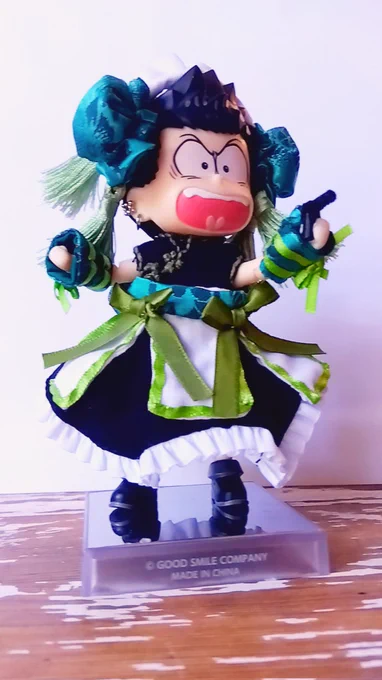 けろちゃんさんに、うちのねんどろ翠松くんのメイド服作っていただきました。 ご要望とあったのでデザインお送りしたら、細かいところまで作り込みしてくだっさって凄い完成度で感動です!パーツも一つ一つ別になっていて組み合わせできるようになってます。(4枚目はデザイン画 