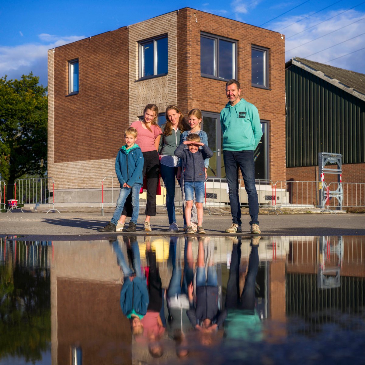 SpeltPeter's tweet photo. De kans krijgen krijgen om op de familiedag een uniek inkijkje te krijgen bij @VanWijnenGroep @fijnwonen . Een droom werkelijkheid zien worden. Samen groeien we verder. #woonfabriek #3.0 https://t.co/gTpCVGM558