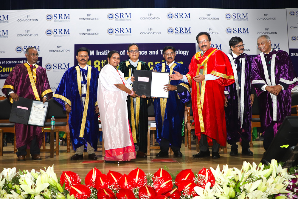 SRM_Univ's tweet photo. Chairman of Indian Space Research Organisation (ISRO) S Somanath was also awarded an honorary degree of Doctorate of Science (Honoris Causa) in recognition of his contribution to the field of science.
#Convocation #AnnualConvocation #18thConvocation #SRM #SRMIST https://t.co/eJG1mNSLKf