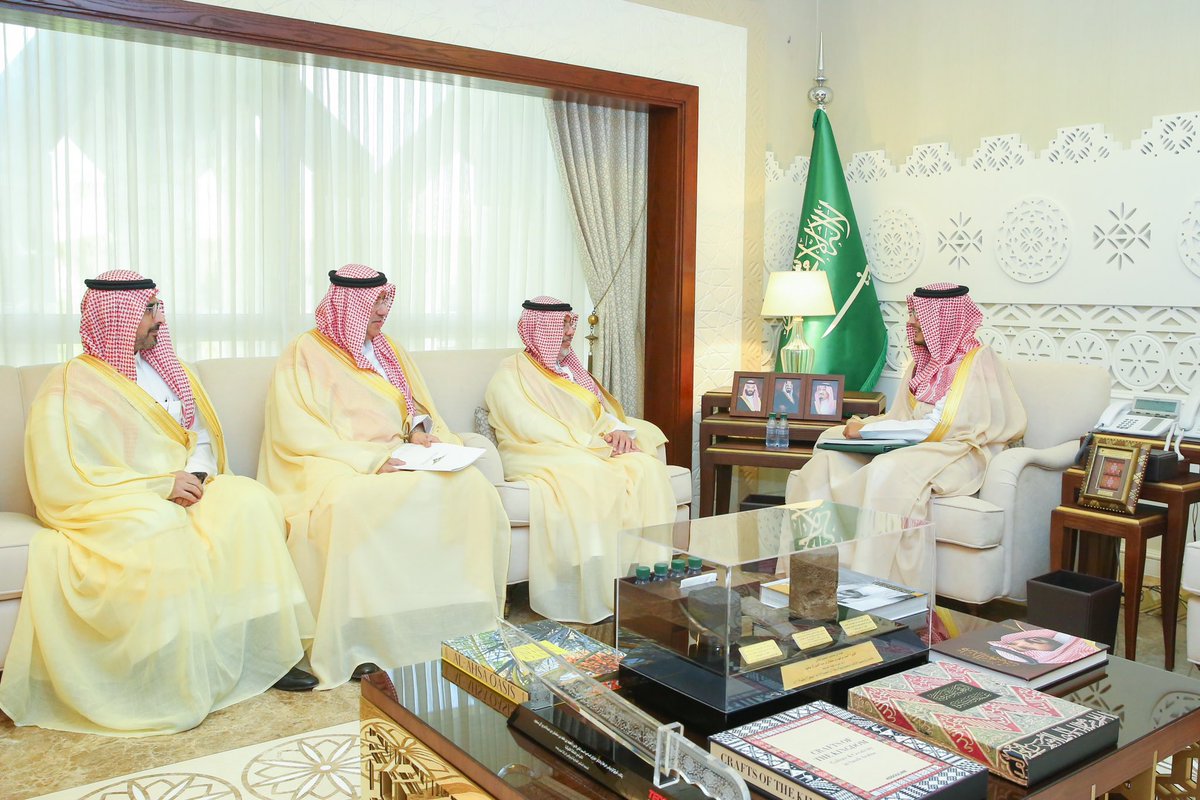 وأشاد سمو #نائب_أمير_الشرقية
بجهود الهيئة العامة لعقارات الدولة لتحقيق اكبر فائدة من عقارات الدولة، لسد الاحتياج الحكومي وترشيد الإنفاق العام.
وقدم الشيحة تقريراً لسموه عن جهود فرع الهيئة بالمنطقة الشرقية. 
ورفع الشيحة سموه على ما يلقاه فرع الهيئة بالمنطقة الشرقية من دعم .