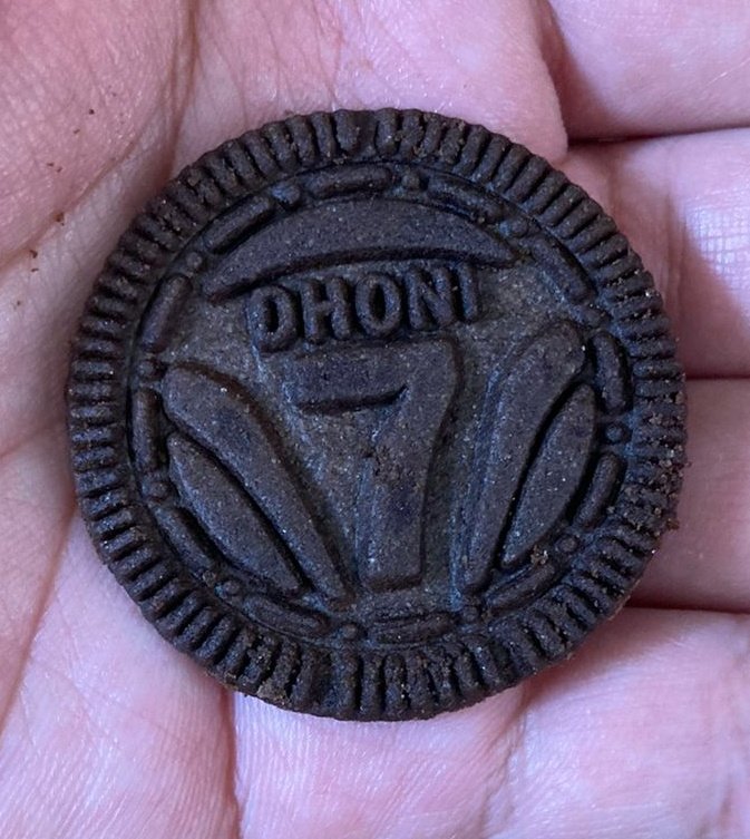 mufaddal_vohra's tweet photo. New Oreo cookies with MS Dhoni on it. https://t.co/YClGkDmZis