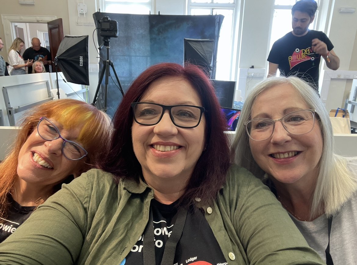 Weird_n_Gilly's tweet photo. @janine_hammond @TX_Blue @brettmorgen So pleased you’ve finally got there Beth and that you love it! It does need repeated viewings I think 🥰
Janine that’s 5 times and I’m only at two… Clearly I’m slacking 😂 #NeedToUpMyGame #BowieConTribe #MoonageDaydream https://t.co/81sH4ZgDmT