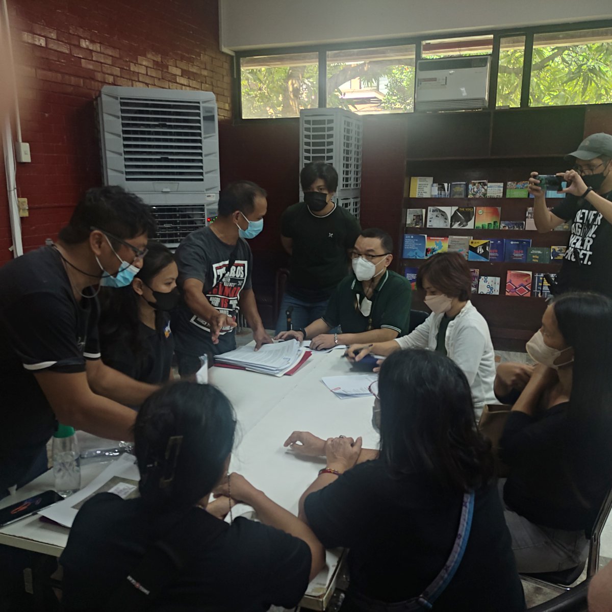 katribu_natl's tweet photo. ICYMI: Bago ang paggunita ng ika-50 anibersaryo ng Batas Militar, ang mga delegado mula sa rehiyon ng Ilocos ay nagpunta sa pambansang opisina ng Commission on Human Rights upang maghain ng kaso ng harassment laban sa mga pwersa ng estado.

#NoToRedtagging
#StopTheAttacks https://t.co/9TYh49tG8b