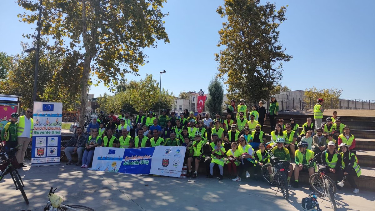 kyn_rustem's tweet photo. Sakarya’da bisiklet ve toplu taşıma araç sürücüleri birlikte pedal çevirdiler. #şeridipaylaşgüvenleulaş  #bisiklet                             #trafik                                   #ulaşım                                 #şeridipaylaş https://t.co/FTWHoOoCIT