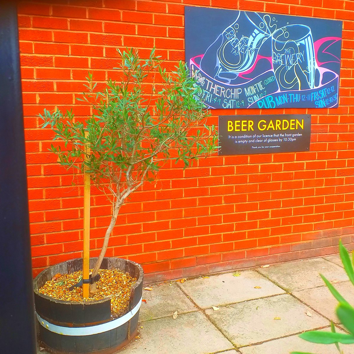 Bono66020372's tweet photo. Maybe #Publandlords will have to #takealeaf out of the young #landlord who runs the #Arboretum #pub on #43StBenedictsStreet here in #Norwich & he's using #gaslantens for #Lighting , #windupgramaphones for #music, #blankets & lighting the #genuinevictorianfireplace & #Fourdogs Hug https://t.co/nSZIfrwaDv