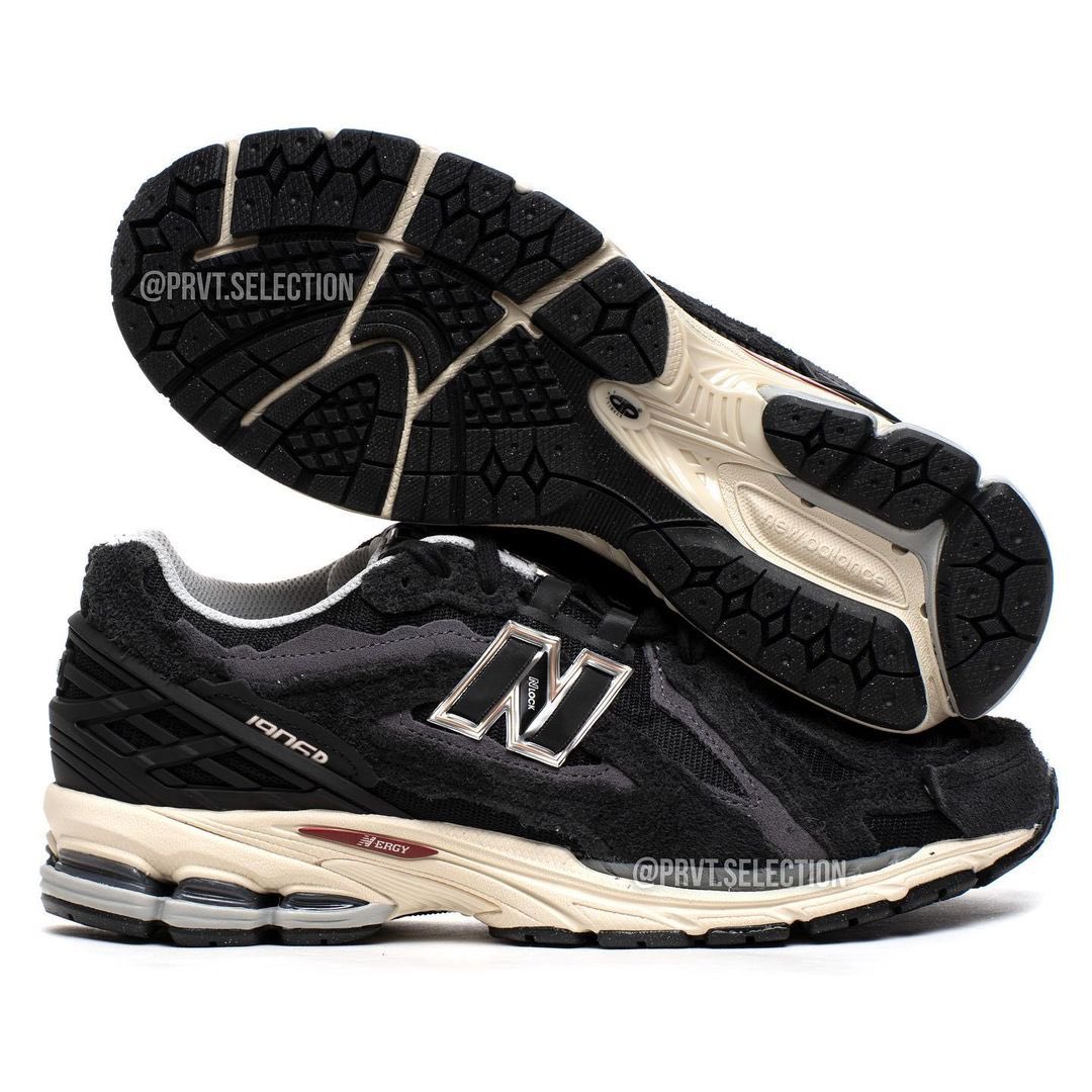 Sneakerologue's tweet photo. Nouvelles images de la New Balance 1906 Protection Pack “Black” ! https://t.co/lYYFTzsnkr