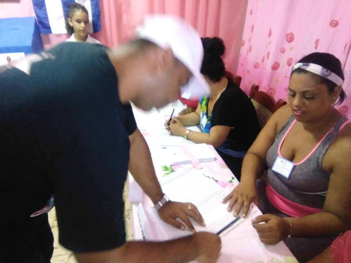 Desde bien temprano los vecinos de  la Comunidad Modesto en #CiegodeÁvila llegan a los Colegios Electorales a ejercer el voto al Referendo del Proyecto de #CodigoDeLasFamilias #TuVotoCuenta #LatirAvileño <a href="/CubaMES/">MES</a> <a href="/UNICACu/">Universidad de Ciego de Ávila</a> <a href="/TomsAlexisMart1/">Tomás Alexis Martin</a> <a href="/IzquierdoAlons1/">Livan Izquierdo Alonso</a> <a href="/CAvilaRadio10/">Emisora Surco</a>