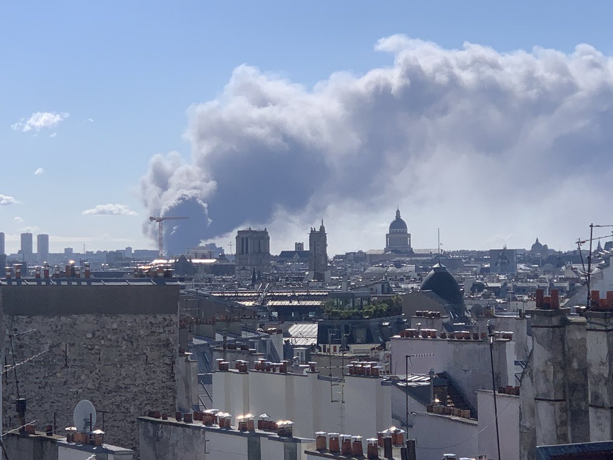 skyp23's tweet photo. Paris brule-t-il? #paris #feu #rungis https://t.co/HoedRarmvU