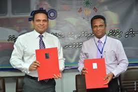 AhmadhMV's tweet photo. ދެބެން ގުޅިގެން @stoplc ގައި ނޫފަހި ކިޔާ ބްރޭންޑްއެއް އުދެއްދި. އެ ބްރޭންޑްގެ ހުރިހާ ފަހިކަމެއް ފަހި ވެގެން ދިޔައީ ދެބެންގެ ޖީބަށް. މެލޭޝިޔާއިން ނުހުއްޓި އޯޑަރ ކުރި ތަކެތީގެ މަންފާ އިން ފަހިވެގެން ވުޖޫދުވީ "ނޫކުލަ" ހިމެނޭ ސިޔާސީ ޕާޓީއެއް، ރައްޔިތުންގެ ފައިސާއިން ކުރި ވައްކަމުން. https://t.co/wLUS8GTd33
