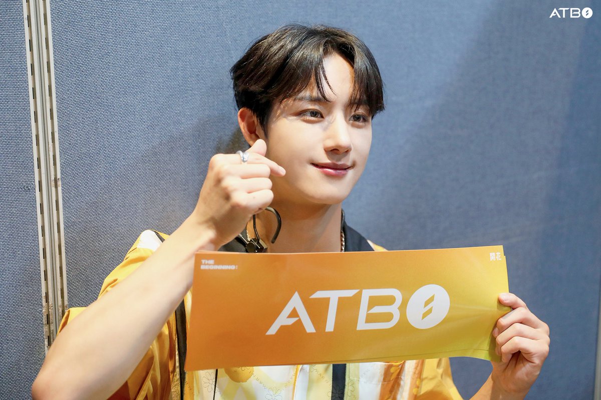 ATBOSPAIN's tweet photo. [📸] 220925

ATBO DEBUT ALBUM [The Beginning : 開花] Detrás de escenas 🚤

#Seunghwan 

#ATBO #에이티비오
#TheBeginning_開花
#Monochrome_Color
#Monochrome ➫ #Color https://t.co/OES6L0hfAn