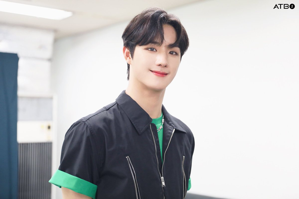 ATBOSPAIN's tweet photo. [📸] 220925

ATBO DEBUT ALBUM [The Beginning : 開花] Detrás de escenas 🚤

#Seunghwan 

#ATBO #에이티비오
#TheBeginning_開花
#Monochrome_Color
#Monochrome ➫ #Color https://t.co/OES6L0hfAn
