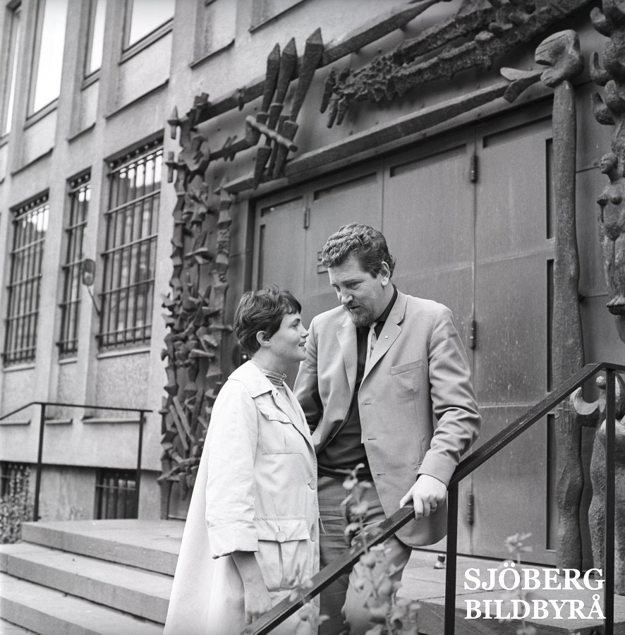 Sjobergbild's tweet photo. Maj Sjöwall är född på dagens datum, 25 september 1935. Ena halvan av deckarduon Sjöwall-Wahlöö som tillsammans skrev polisromanerna om kommissarie Martin Beck.
Framför dåvarande länskriminalen på Kungsholmsgatan 37 1966.
#kvinna #författare #polis #deckare #böcker Foto S&L https://t.co/y4kOqsbA4Z