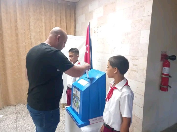 #Cuba entera en ejercicio democrático por una sociedad mejor, por el futuro #YoVotoSi #CódigoSi