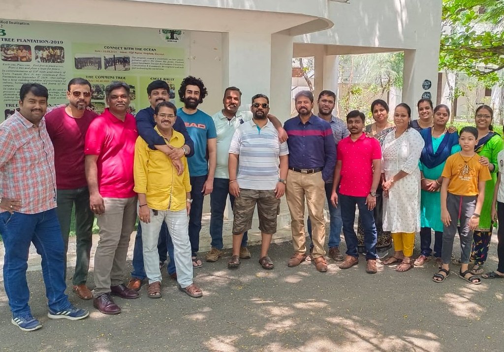 Venkat3681's tweet photo. The team. Batch of 2002, BBA, Guru Nanak College.
#gnc #backtocollege #bbastudents #bba #2002batch #team #groupie #gurunanakcollege #teampic #backtoclassroom #backtoclass #nostalgia #nostalgic #nostalgie https://t.co/pCeBWJgRU1