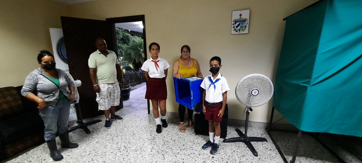 #Hoy la #sictesa  de la  <a href="/UCLVCU/">UCLV 🇨🇺</a>  abre sus puertas a la comunidad como Colegio Electoral #3 de la Circunscripción 76. Los pioneros custodian las urnas y son testigos de un proceso democrático. #CodigoDeLasFamilias #VillaClara <a href="/SarabiaYr/">Yanet Rodríguez Sarabia</a>  <a href="/osanamoleriop/">Osana Molerio Pérez</a> @Colina_VClara