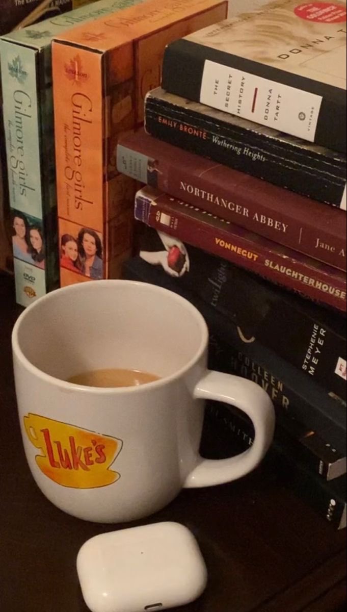 daydreaminghs3's tweet photo. it’s gilmore girls season!! 🍂📙 https://t.co/pk9hJBUCgz