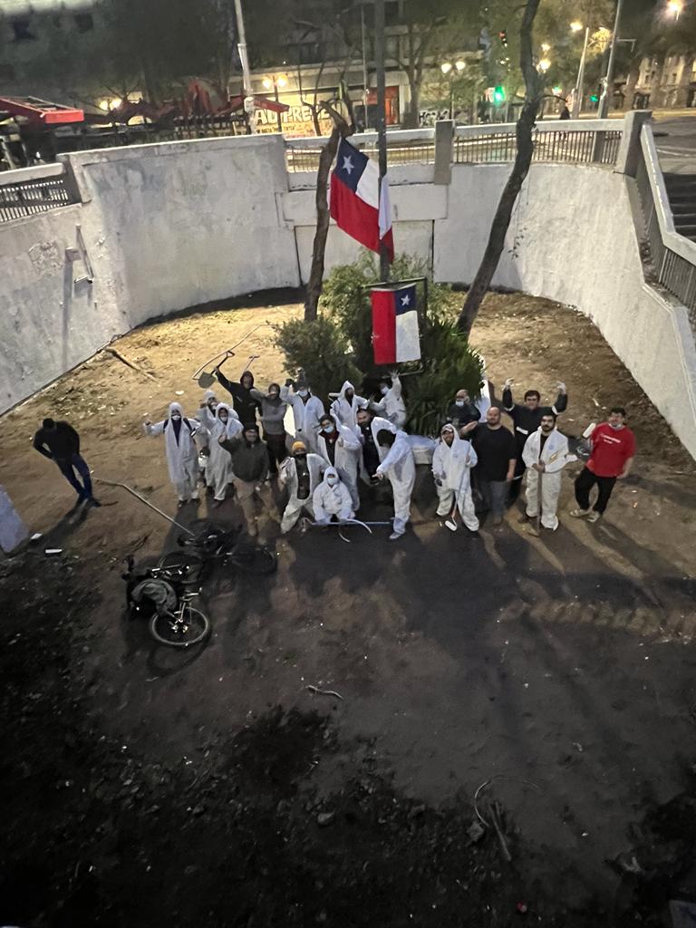 Distintas brigadas Patriotas haciendo limpieza y pintando Plaza baquedano, haciendo la pega que no hace el gobierno de @gabrielboric ni el ministerio de bienes nacionales y cultura.
Chilenos voluntarios que aman su país, haciendo la pega del gobierno.