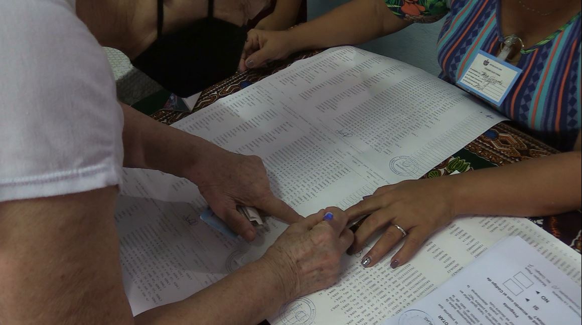 DanayGalletti's tweet photo. Desde las 7 am comenzó en #Cuba el referendo sobre el #CodigoDeLasFamilas calificado como plural, democrático e inclusivo. @LuisEnr33483555 @luisamgg @PrensaLatina_cu https://t.co/C2uURubPHV