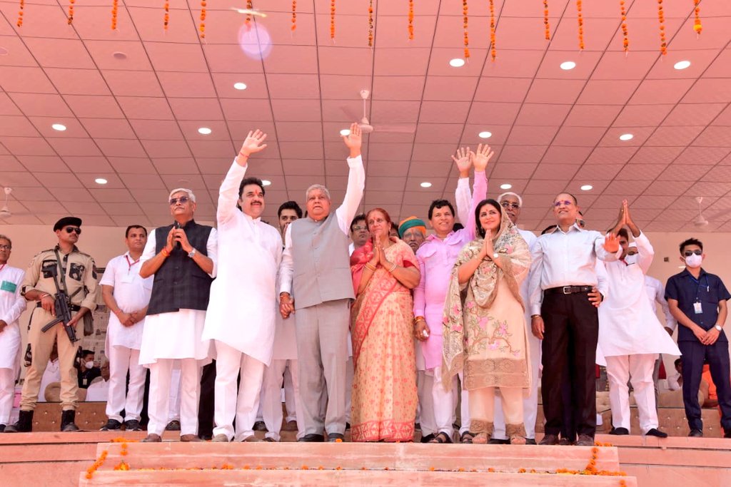 VPIndia's tweet photo. माननीय उपराष्ट्रपति जी आज मुक्तिधाम मुकाम में 'अखिल भारतीय विश्नोई महासभा' द्वारा आयोजित धर्मसभा व अभिनंदन समारोह में शामिल हुए।

केंद्रीय मंत्रिगण श्री गजेंद्र सिंह शेखावत जी, श्री अर्जुन राम मेघवाल जी व श्री कैलाश चौधरी जी समेत विश्नोई  समाज के गणमान्य व्यक्ति भी उपस्थित रहे। https://t.co/aQc6ei2lmU