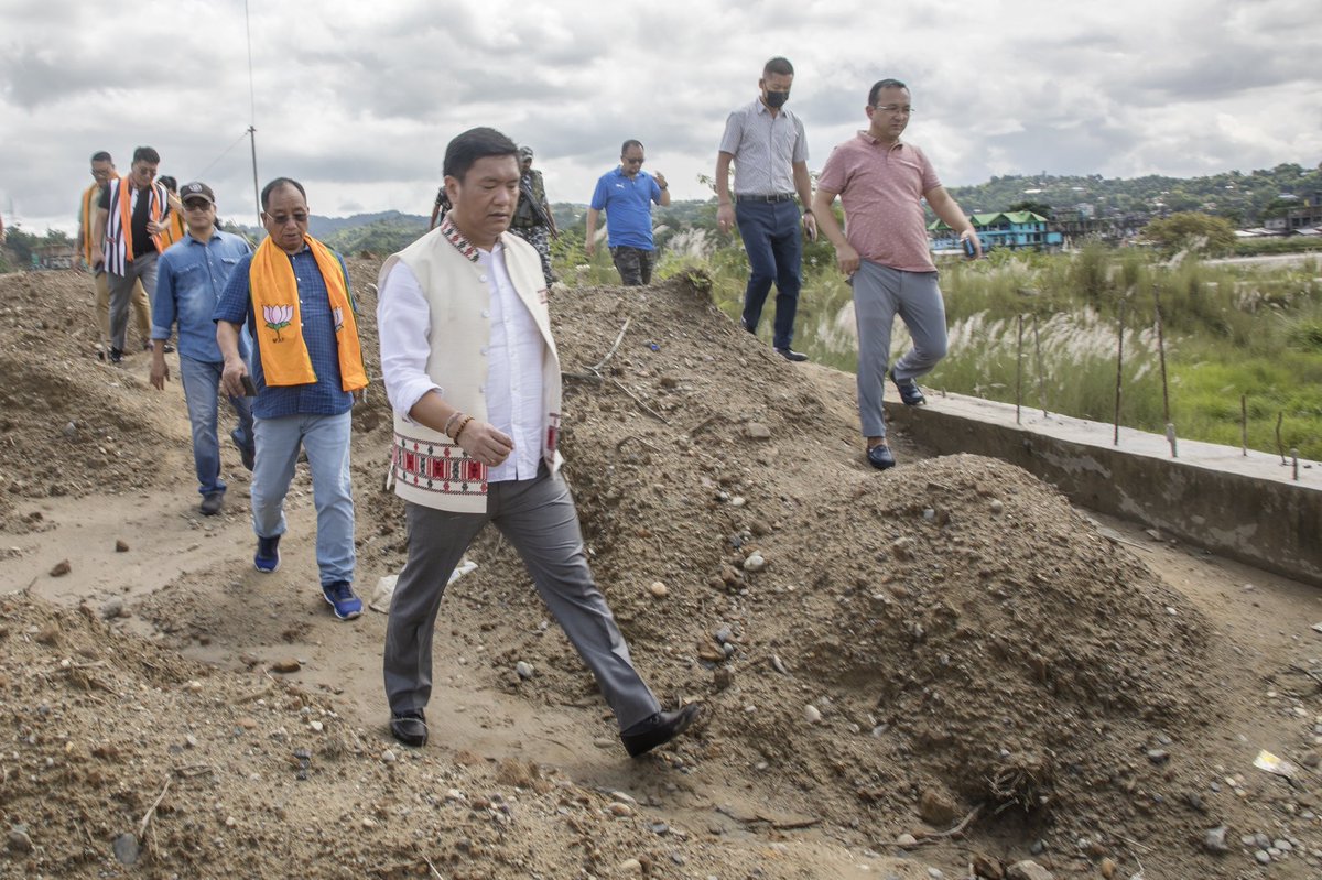 Sunday works for me fine! Inspected Naharlagun railway bridge along with MP Shri @TapirGao, MLA Shri Techi Kaso, MLA Shri Zingnu Namchoom and @BJP4Arunachal VP Shri Nani Lajie. Once completed, the bridge will connect NH 415 with Papu-Yupia Trans-Arunachal Highway at Borum.