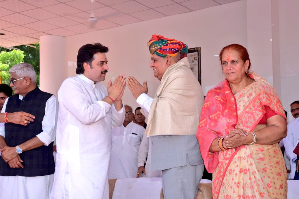 VPIndia's tweet photo. माननीय उपराष्ट्रपति जी आज मुक्तिधाम मुकाम में 'अखिल भारतीय विश्नोई महासभा' द्वारा आयोजित धर्मसभा व अभिनंदन समारोह में शामिल हुए।

केंद्रीय मंत्रिगण श्री गजेंद्र सिंह शेखावत जी, श्री अर्जुन राम मेघवाल जी व श्री कैलाश चौधरी जी समेत विश्नोई  समाज के गणमान्य व्यक्ति भी उपस्थित रहे। https://t.co/aQc6ei2lmU