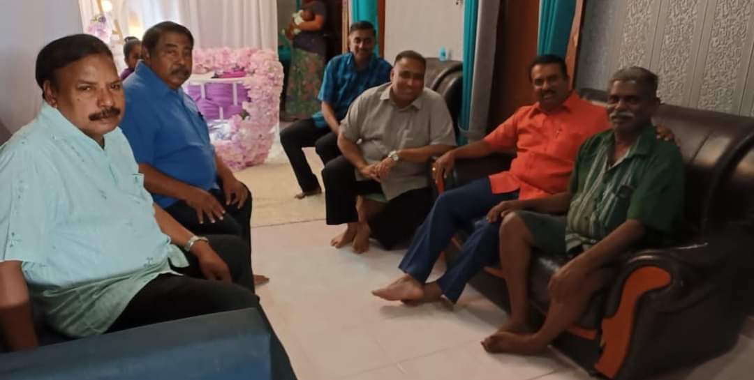AnanthanSoma's tweet photo. Bersama Keluarga En K Yanapragasam Ketua Cawangan Ladang Thye Lye Division MIC Bahagian Jerai di Gurun Kedah.
#DrSAnanthan #TYTTSV #MIC #MICKedah #KeluargaMalaysia https://t.co/8XTBnXRVsF