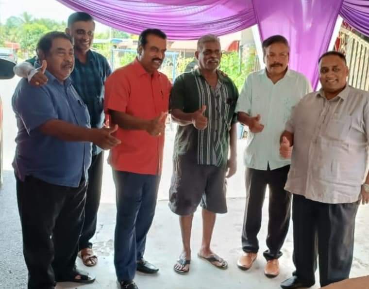 AnanthanSoma's tweet photo. Bersama Keluarga En K Yanapragasam Ketua Cawangan Ladang Thye Lye Division MIC Bahagian Jerai di Gurun Kedah.
#DrSAnanthan #TYTTSV #MIC #MICKedah #KeluargaMalaysia https://t.co/8XTBnXRVsF